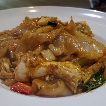 Nur Thai - Chicken drunken noodles - Thai Near Me - Park, New York