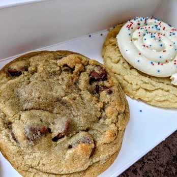 Crumbl - Oak Creek - Bakeries Near Me - Oak Creek, Wisconsin