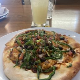Spicy chipotle chicken pizza with peach lemonade Spicy chipotle chicken pizza with peach lemonade