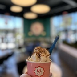 White Lyon Handcrafted Ice Cream & Cookies