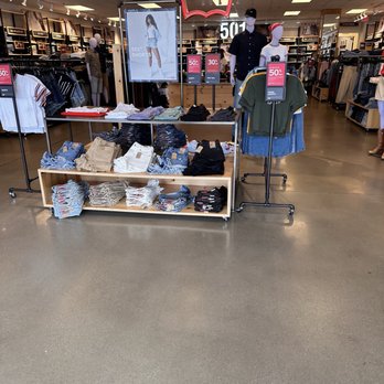Levi’s Outlet Store - Men's Clothing Near Me - Jackson, New Jersey