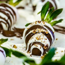 Simply Delicious Bakery & Eatery - Gourmet Chocolate-Covered Strawberries are now available online at www.realgoodlunch.com - a Valentine's Day favorite!
