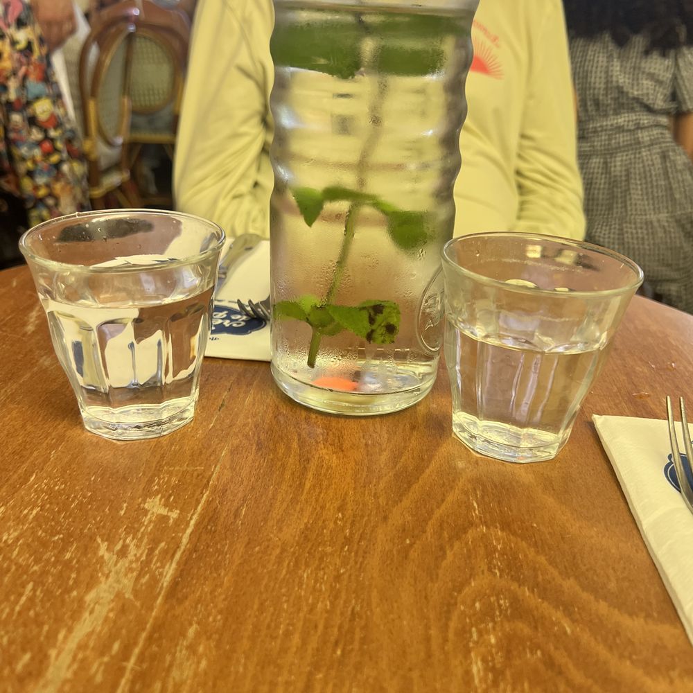 La Crème de Paris - water with mint - Ice Cream & Frozen Yogurt Near Me - Paris, 75 La Crème de Paris - water with mint - Ice Cream & Frozen Yogurt Near Me - Paris, 75
