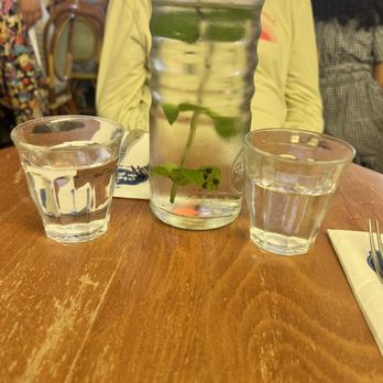 La Crème de Paris - water with mint - Ice Cream & Frozen Yogurt Near Me - Paris, 75 La Crème de Paris - water with mint - Ice Cream & Frozen Yogurt Near Me - Paris, 75