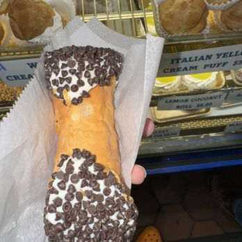 Mike's Pastry - Chocolate chip cannoli - Bakeries Near Me - Boston, Massachusetts Mike's Pastry - Chocolate chip cannoli - Bakeries Near Me - Boston, Massachusetts