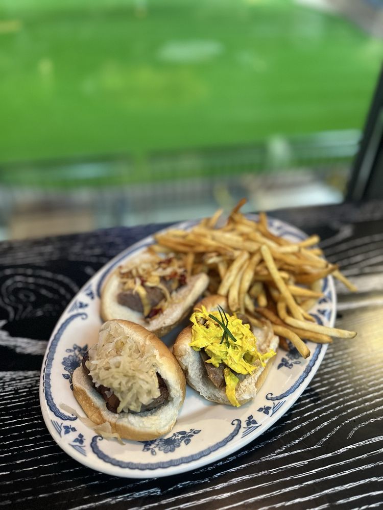 J. Leinenkugel's Barrel Yard - wedding in Milwaukee, WI