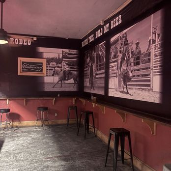 Whiskey Dix' Saloon - Bars Near Me - Aiea, Hawaii