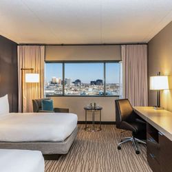 DoubleTree by Hilton Hotel Newark Airport - Guest room