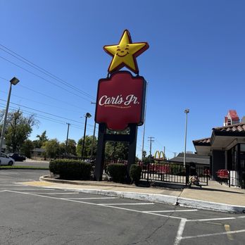 Carl's Jr - Store Sign - Burgers Near Me - Sacramento, California