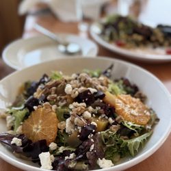 Salad with oranges, walnuts, and goat cheese