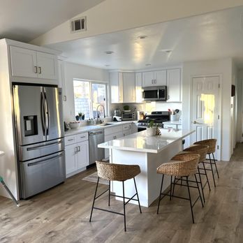 Lily Ann Cabinets - Temperance - Modern kitchen with Colorado White Shaker cabinets, white quartz counters, stainless appliances, making it a bright, airy feel. - Cabinetry Near Me - Temperance, Michigan Lily Ann Cabinets - Temperance - Modern kitchen with Colorado White Shaker cabinets, white quartz counters, stainless appliances, making it a bright, airy feel. - Cabinetry Near Me - Temperance, Michigan