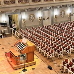 Café Konzerthaus - Konzerthaus Berlin, Großer Saal. Heute spielt hier ein junges Ausnahmetalent Orgel