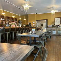 Stagecoach Pizza Kitchen - Inside sitting area