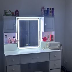 Handy Maks - Assembled vanity table, assembled makeup desk