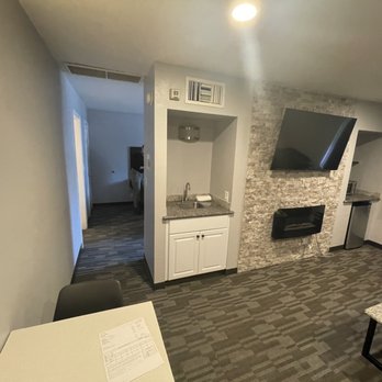 Motel Sakura - Living room area with fireplace flatscreen TV, fridge and sink. - Hotels Near Me - Glendale, California Motel Sakura - Living room area with fireplace flatscreen TV, fridge and sink. - Hotels Near Me - Glendale, California