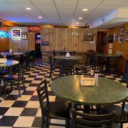 Breakers Saloon & Eatery - Dining area