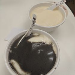 人和荳品廠 - Black sesame tofu fa and evaporate milk tofu fa