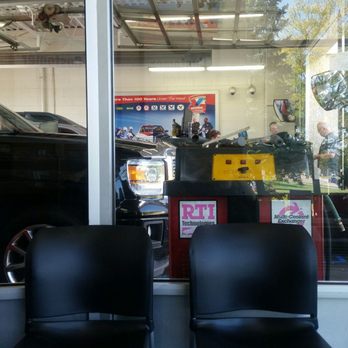 Valvoline Instant Oil Change - Waiting lobby is small but clean - Oil Change Stations Near Me - Eagan, Minnesota Valvoline Instant Oil Change - Waiting lobby is small but clean - Oil Change Stations Near Me - Eagan, Minnesota