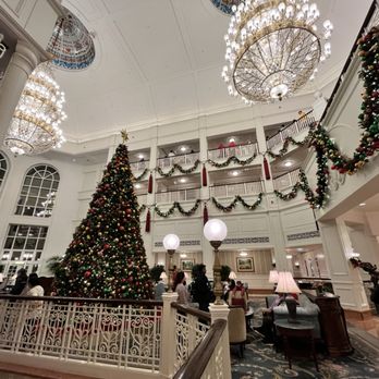 香港迪士尼樂園酒店 - Lobby interior - Hotels Near Me - Hong Kong, HK