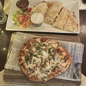 Emerald Loop - Steak quesadilla and sausage flatbread - Irish Pub Near Me - Chicago, Illinois