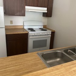 Cambridge Square Marion - Picture of the outdated kitchen.