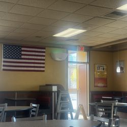 Carl's Jr - Large seating area