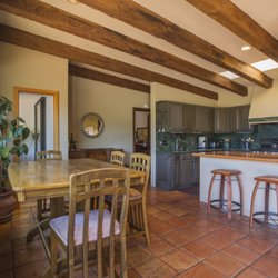 La Puerta del Mar - The dining room is adjacent to the well-equipped kitchen.