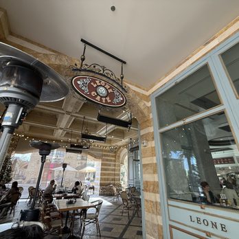 Leoné Café - Cute outdoor seating - Breakfast & Brunch Near Me - Las Vegas, Nevada Leoné Café - Cute outdoor seating - Breakfast & Brunch Near Me - Las Vegas, Nevada