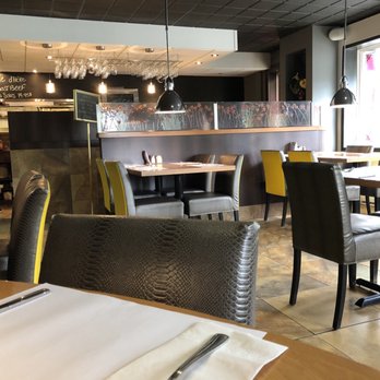 Aucoin de Larue - Front seating area looking towards reception/carry out and front entrance. - Pizza Near Me - Quebec City, Quebec