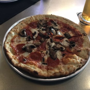 Yard House - Terrible pizza, avoid - Vegetarian Near Me - Burbank, California