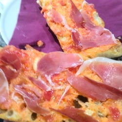 Airiños - Tosta de pan tumaca con jamon, muy barata