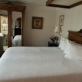 Seven Gables Inn - Victoria room. - Bed & Breakfast Near Me - Pacific Grove, California Seven Gables Inn - Victoria room. - Bed & Breakfast Near Me - Pacific Grove, California