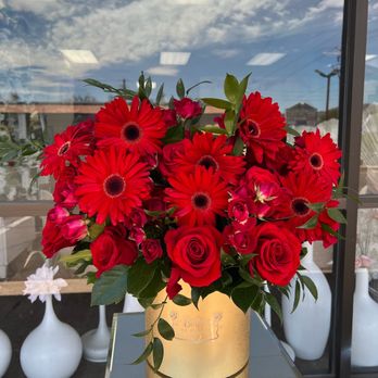 Boite De Fleurs - This stunning arrangement brings together vibrant red gerberas, roses, spray roses, and lush greenery for a look that's bold and romantic - Florists Near Me - Phoenix, Arizona Boite De Fleurs - This stunning arrangement brings together vibrant red gerberas, roses, spray roses, and lush greenery for a look that's bold and romantic - Florists Near Me - Phoenix, Arizona