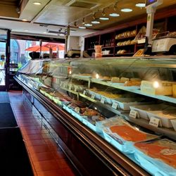 Nate'n Al's - The bakery deli side