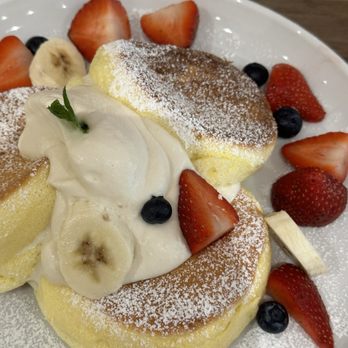 Flipper's - Fresh fruit pancake soufflé - Pancakes Near Me - Toronto, Ontario Flipper's - Fresh fruit pancake soufflé - Pancakes Near Me - Toronto, Ontario