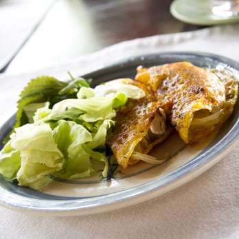 Mekong - Banh Xeo, een heerlijk vleespannenkoek met groenten met Vietnamese vinaigrette. - Vietnamese Near Me - Lille, VAN
