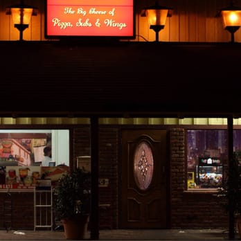 PizzaMan Dan's - Outside of place at night. - Pizza Near Me - Ventura, California