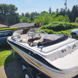 Washington Jetski And Boat Rentals - 18 foot Tahoe with swim deck & Bimini top, seats 9 people.