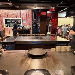 Aoki Teppanyaki Waikiki - The interior!