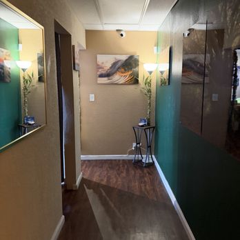 Hawaii Natural Therapy - Hallway to the rooms .. they have single or for two people at a time - Massage Therapy Near Me - Honolulu, Hawaii Hawaii Natural Therapy - Hallway to the rooms .. they have single or for two people at a time - Massage Therapy Near Me - Honolulu, Hawaii