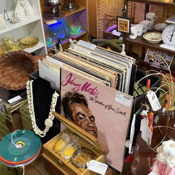 Memory Den Antique Mall - Used, Vintage & Consignment Near Me - Portland, Oregon