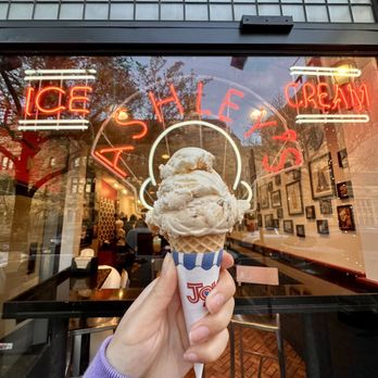 Ashley's Ice Cream - twix single scoop - Ice Cream & Frozen Yogurt Near Me - New Haven, Connecticut