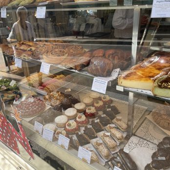 La Reine Mathilde - All the goodies - Bakeries Near Me - Bayeux, 14