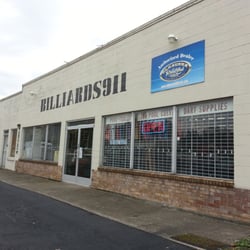 Jessi's Billiards & Oshi Ukuleles - Outside sign