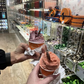 Venchi - Strawberry gelato and blueberry cheesecake gelato - Gelato Near Me - San Diego, California Venchi - Strawberry gelato and blueberry cheesecake gelato - Gelato Near Me - San Diego, California