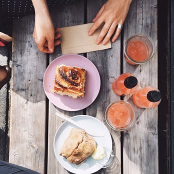 Brødflov - Rabarbermonster og valnøddebolle med smør - og rabarber ingefær lemonade. - Patisserie/Cake Shop Near Me - Frederiksberg Brødflov - Rabarbermonster og valnøddebolle med smør - og rabarber ingefær lemonade. - Patisserie/Cake Shop Near Me - Frederiksberg