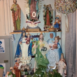 Botanica La Gitana El Munanso Congo - La virgen de Guadalupe, San Judas Tadeo, La virgen de la Caridad del cobre, y la virgen dea Regla
