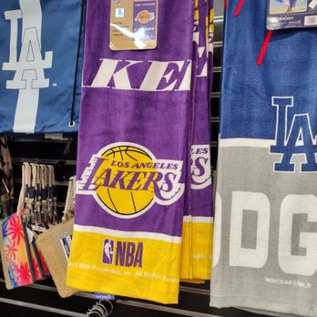 LA Gift Stop - Teams towels and backpacks - Souvenir Shops Near Me - Santa Monica, California
