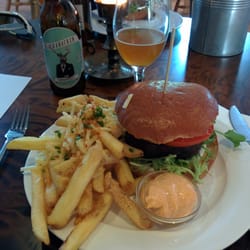 Klackabackens bryggeri - Bryggarens grönt (vegetarisk burgare), pommes med XO-ost, chilimajonäs.