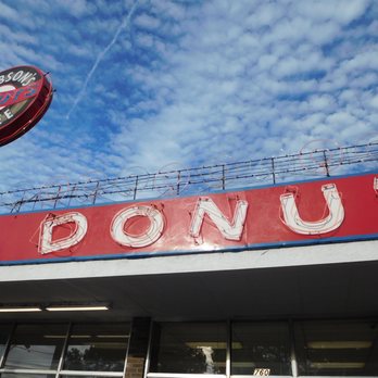Gibson's Donuts - Exterior + Parking - Donuts Near Me - Memphis, Tennessee